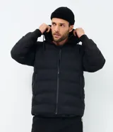 Campera puffer deportiva para hombre de color negro, sin costuras, con capucha ajustable mediante cordón, cierre frontal de cremallera, bolsillos laterales y puños elásticos.