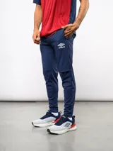 Pantalón de entrenamiento Umbro del Club Nacional de Football, color azul marino. Presenta un diseño técnico con paneles reforzados en la zona de las rodillas, escudo del club en el muslo derecho y logo de la marca en el izquierdo.