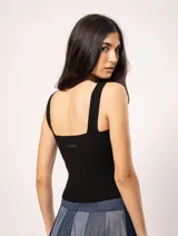 Top tejido negro con escote cuadrado y tirantes anchos.