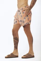Short de baño con estampado tropical de hojas y loros, con cordón ajustable en la cintura.