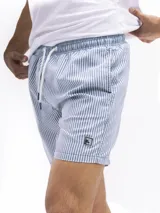 Short de baño rosado con estampado de rombos, cintura elastizada con cordón ajustable, bolsillos laterales y trasero.