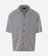 Camisa de manga corta Marfinno con corte boxy, cuello bowling y cierre frontal abotonado. Confeccionada en tejido texturizado con diseño geométrico de cuadros.