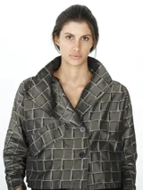 Saco corto color gris oscuro con diseño texturado tipo croco, cuello solapa y cierre frontal con dos botones.