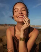 Aros colgantes con diseño orgánico inspirado en corales naturales, con acabado metálico brillante y cierre de perno con mariposa.