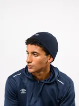 Gorro tipo beanie de Umbro, confeccionado en tejido polar negro, con el logo de la marca bordado en blanco en la parte frontal.