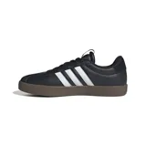 Championes Adidas modelo VL Court 3.0, de diseño urbano inspirado en el skate. Presentan una capellada de cuero sintético texturizado en color negro con las icónicas tres tiras laterales en blanco y suela de caucho vulcanizado en tono marrón oscuro.