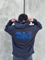 Canguro negro con capucha ajustable con cordones, bolsillo tipo canguro y logo bordado en azul en el pecho.