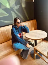 Canguro tejido en lana merino color azul con apliques geométricos en terciopelo bordados a mano.