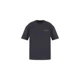 Remera Allsaints de manga corta, color negro, con cuello redondo y diseño liso. Presenta un pequeño estampado dorado en el pecho con el logotipo de la marca.