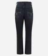 Pantalón de jeans premium azul oscuro de corte recto y cintura media, con bolsillos funcionales, trabillas para cinturón y costuras visibles a contratono. Confeccionado por Marfinno.