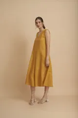 Sandalias de taco cuadrado color beige, con tiras finas cruzadas en el empeine y cordones largos para atar alrededor de la pierna.