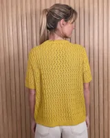 Cardigan de punto color tostado, de manga corta y cuello redondo, con cierre frontal de botones y diseño texturizado.