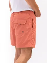 Short de baño negro de taslon de secado rápido, con moldería clásica, cintura elástica con cordón blanco para ajuste y un pequeño parche cuadrado con una letra 'F' en la parte inferior izquierda.