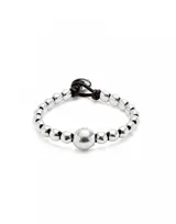 Pulsera de cuentas de aleación de metales bañadas en plata de ley, con cuenta central mayor y ajuste de cuero marrón.