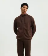Pantalón deportivo de corte recto en color marrón, con cintura elástica ajustable mediante cordón y bolsillos laterales.