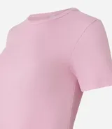 Blusa básica de manga corta, cuello redondo y textura sutil, confeccionada en viscosa con elastano. El bajo de la prenda es ondulado.