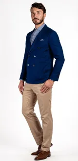 Blazer azul marino de doble botonadura, con solapas de muesca, bolsillo de parche en el pecho con pañuelo estampado y bolsillos de parche en la parte delantera.
