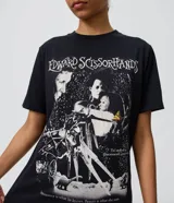 Remera negra de algodón de manga corta y cuello redondo, con estampa frontal inspirada en la película Edward Manos de Tijera.
