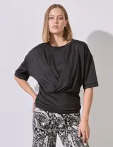 Blusa negra de manga corta con escote cruzado y efecto drapeado/plisado en la parte delantera, con ajuste fruncido en la cintura.