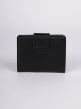 Billetera verde de símil cuero con cierre de botón imantado, cinco compartimentos para tarjetas y un espacio con cierre para monedas.