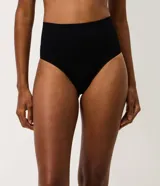Kit de dos bombachas de cintura alta marca Lov, confeccionadas en tejido sin costuras con diseño anatómico y laterales largos para mayor comodidad.