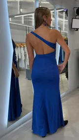 Vestido largo azul con brillo, de un solo hombro, con drapeado en la cintura y detalle de hebilla con pedrería.