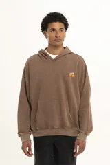 Canguro marrón con capucha, bolsillo tipo canguro y logo de la marca en el pecho.