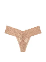 Tanga de encaje color beige, de tiro bajo, confeccionada con encaje suave y elástico que se mantiene plano, con panel de fuelle de algodón.