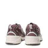 Championes New Balance 530, modelo de running de estilo urbano en color bordó con detalles en blanco y plateado. Cuentan con entresuela ABZORB para mayor amortiguación y capellada de malla y materiales sintéticos.