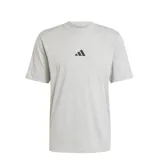 Remera Adidas de corte clásico y cuello redondo, confeccionada en tejido de punto suave color gris melange. Presenta el logo de las tres franjas de la marca bordado en el centro del pecho.