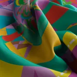 Pañuelo cuadrado de seda con estampado abstracto multicolor.