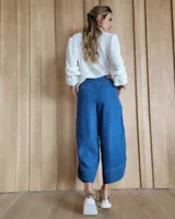 Pantalón capri de jean celeste, de corte amplio y tiro alto.