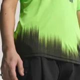 Remera deportiva Adidas de manga corta para hombre, modelo Mercedes-AMG Petronas F1 Team, de color verde fluo con degradado negro en la parte inferior y múltiples logos de patrocinadores impresos en el frente.