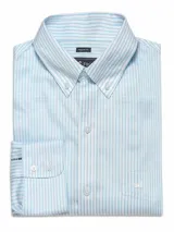 Camisa clásica manga larga RKF de corte regular, con diseño de rayas verticales celestes y blancas. Cuenta con cuello americano abotonado, bolsillo frontal con logo bordado y botones a tono.