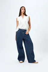 Pantalón de jean celeste de tiro bajo y corte ancho.