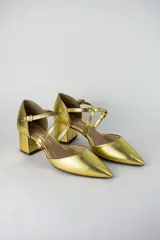 Sandalia de tacón bajo cuadrado, color dorado, con punta fina cerrada y diseño de tiras cruzadas con cierre de hebilla en el tobillo.