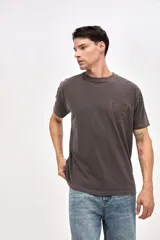 Remera de manga corta con bolsillo en el pecho y bordado de la marca. Confeccionada en algodón lavado con textura extra suave y calce relajado.