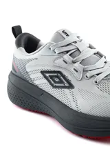 Championes de running Umbro modelo Cirov para hombre, color negro con el logo de la marca en blanco en el lateral y entresuela alta amortiguada.