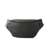 Riñonera negra de cuero sintético con cierre dorado y correa ajustable.