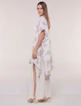 Kimono de gasa verde con estampado de hojas blancas y detalles de lurex. Presenta mangas cortas holgadas, diseño abierto al frente y terminación en punta con borlas en el ruedo.
