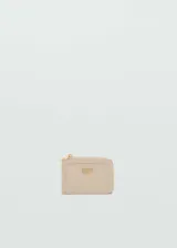 Monedero de tamaño pequeño con efecto piel, cierre de cremallera, bolsillo exterior y detalle de logo metálico frontal.