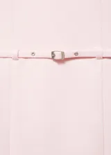 Vestido corto de corte recto y entallado, color rosado, con cuello barco, mangas cortas y detalle de cinturón decorativo en la cintura.