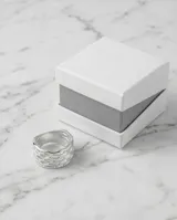 Anillo ancho de plata 925 con diseño calado de formas circulares entrelazadas.