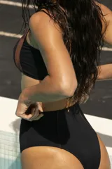 Top de bikini recto color marrón con breteles anchos y elástico bajo el busto.