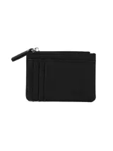 Tarjetero negro de cuero sintético con textura granulada, cierre de cremallera en la parte superior y múltiples ranuras para tarjetas en el frente.