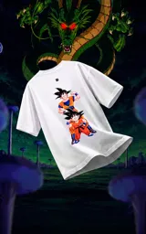 Remera blanca de corte oversize con cuello redondo y mangas cortas. Presenta un estampado central en la espalda con los personajes Goku y Goten de Dragon Ball.