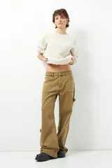 Jean de corte carpenter, estilo wide leg y tiro bajo, en color gris lavado. Presenta diseño de bolsillos frontales tipo parche y costuras reforzadas.