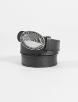 Cinturón negro de cuero sintético con pespuntes en zigzag y hebilla metálica ovalada con diseño grabado.