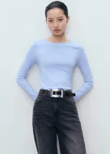 Jersey de punto fino con cuello redondo y manga larga, de diseño entallado.