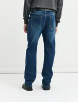 Pantalon jean de corte recto clásico con diseño de cinco bolsillos, confeccionado en algodón.